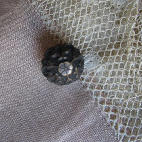 Bouton ancien métallique