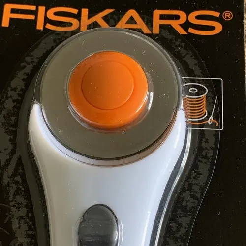 De fiskars, un cutter rotatif droit, lame de 45 mm, patchwork, diy, couture, avec verrou, vente sous blister