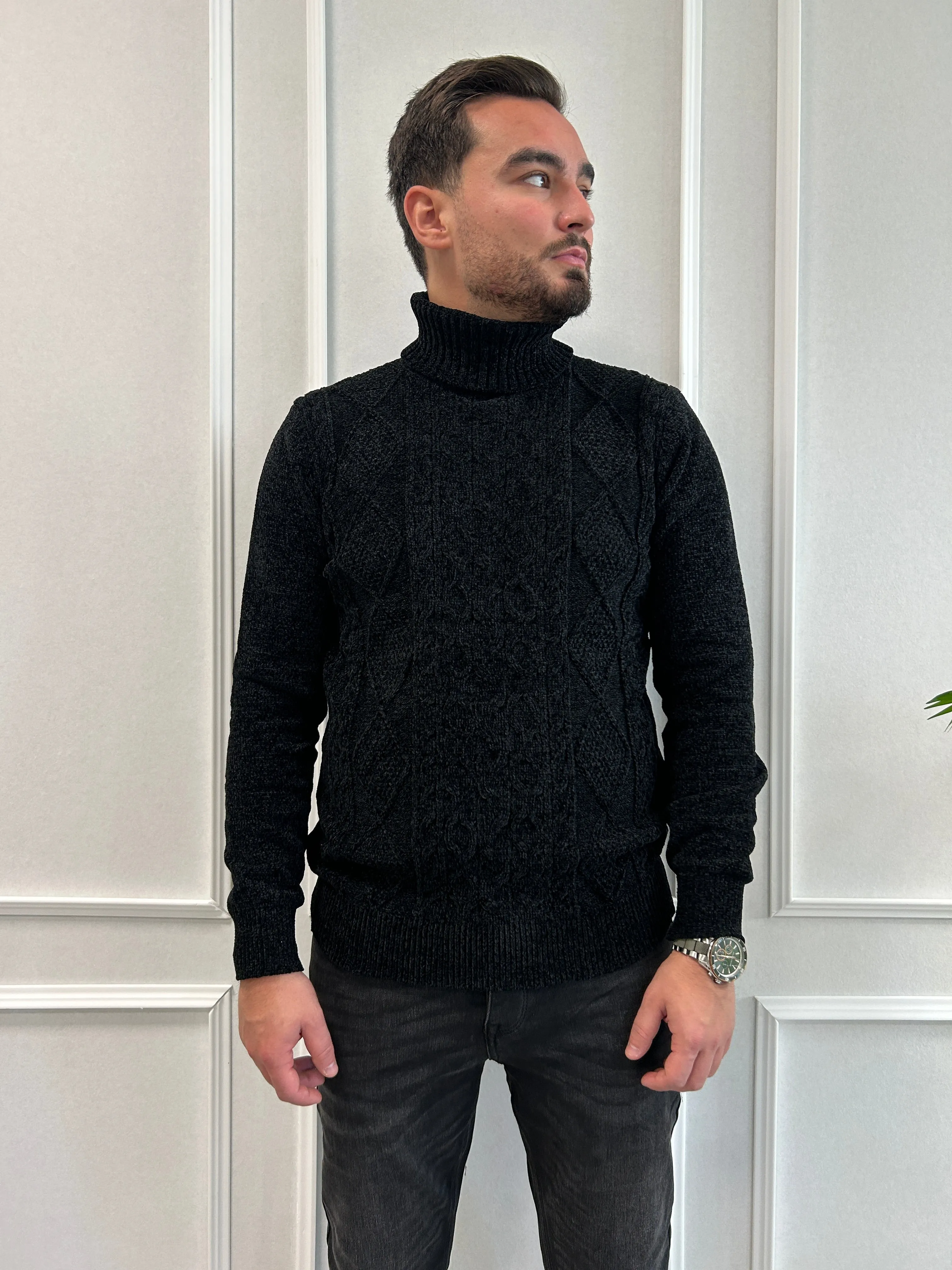 Pull col roulé a motif noir