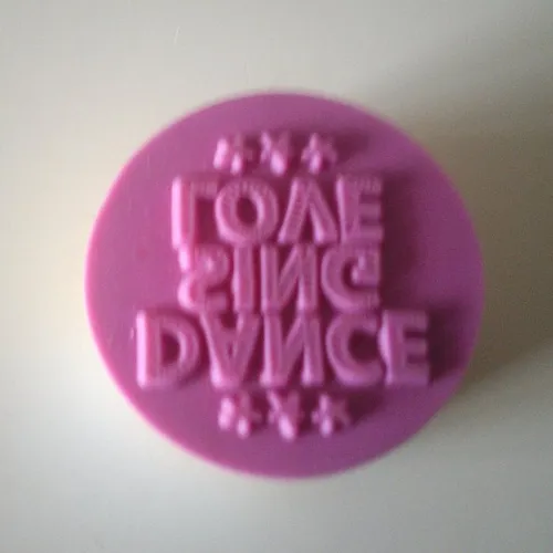 Tampon bois et caoutchouc - phrase "dance sing love"